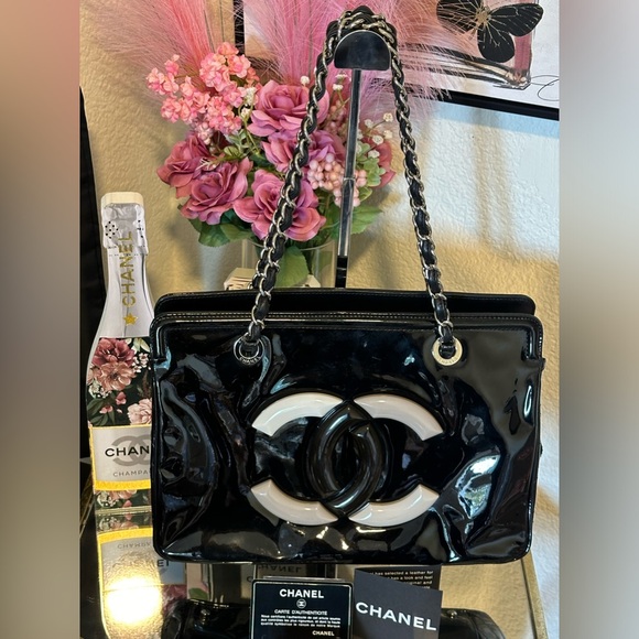 CHANEL black & white authentic CC Lipstick Chain Shoulder Bag patent leather - Picture 3 of 11